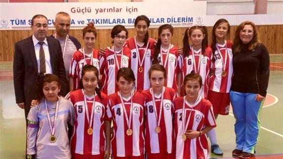 Ömer Bedrettin Uşaklı Ortaokulu Kız Futsal Takımından Büyük Başarı