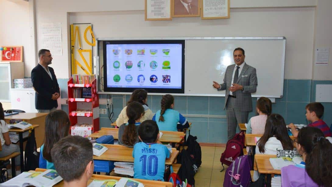 İl Milli Eğitim Müdürümüz Bülent Şahin Diyalekt İngilizce Eğitim Platformu'nun Tanıtım Etkinliğinde Öğrencilerle Bir Araya Geldi