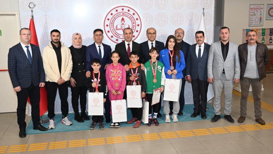 İl Millî Eğitim Müdürü Sayın Halil YÜCEL, Türkiye Kick Boks Şampiyonlarını kutladı