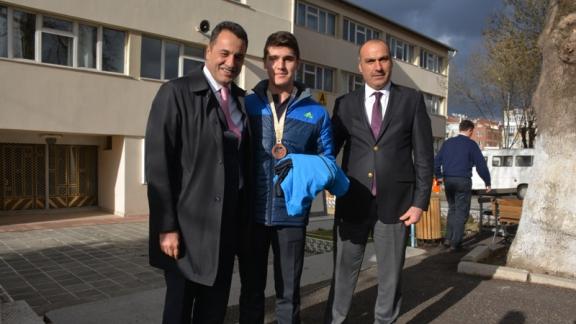 Uşak Lisesi Öğrencisi Mustafa TURGUT Türkiye Wushu Şampiyonasında Üçüncü Oldu 