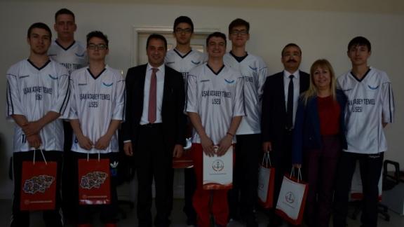 Uşak Atabey Temel Lisesi Basketbol Takımı Milli Eğitim Müdürümüzü Ziyaret Etti