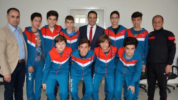 Bedriye ve Kadir Uysal Ortaokulu Futsal Takımı Müdürlüğümüzü Ziyaret Etti