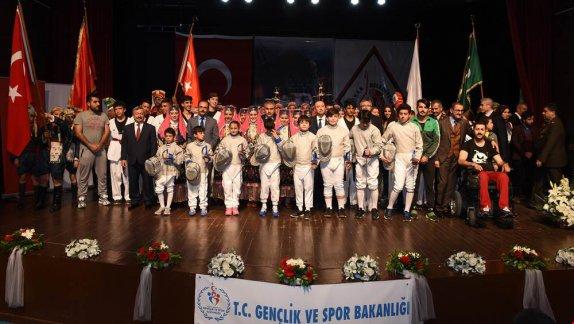 Atatürkü Anma Gençlik ve Spor Bayramının 98. Yıl Dönümü Atatürk Kültür Merkezinde Düzenlenen Törenle Kutlandı