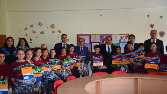 "Umuda Dev Adımlar-3" projesi kapsamında Karaağaç Ortaokulu Öğrencilerine Spor Malzemeleri Dağıtıldı.