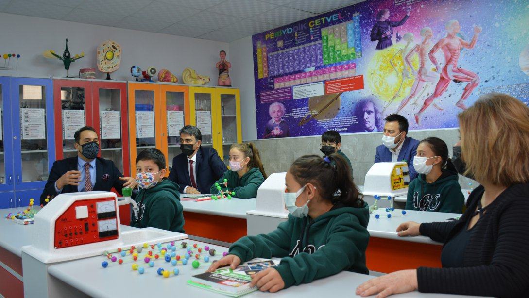 Hayırsever Emekli Öğretmen Gönül Çil'den Alper Günbayram Ortaokuluna Anlamlı Bağış