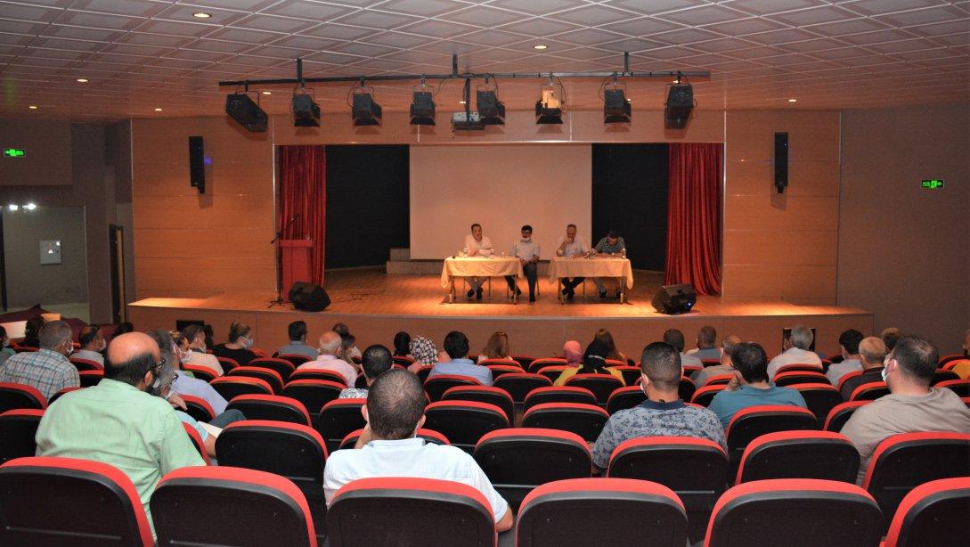 Uşak merkez ilçedeki resmi ve özel okul zümre toplantısı İl Millî Eğitim Müdürü Bülent Şahin'in başkanlığında yapıldı.