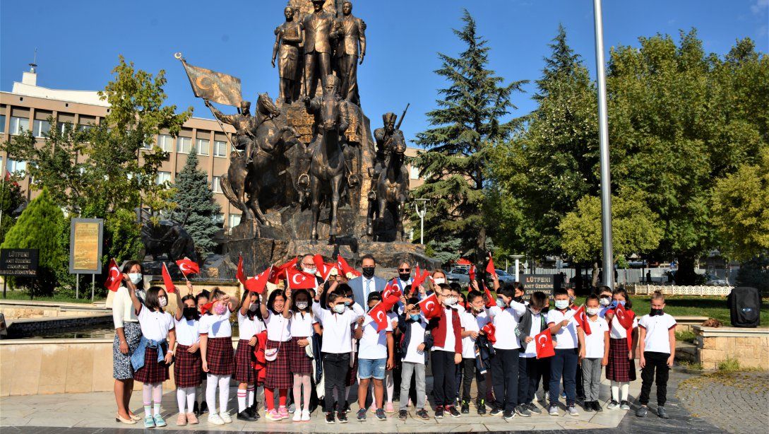 İl Millî Eğitim Müdürü Bülent Şahin yeni eğitim öğretim yılının başlaması nedeniyle Atatürk Anıtına çelenk sundu