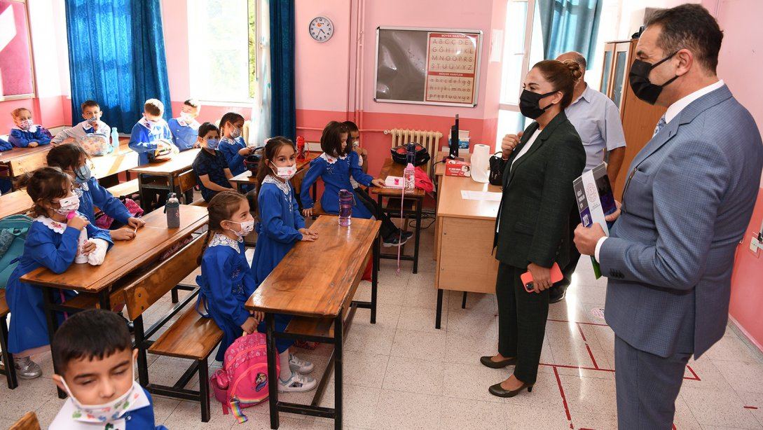 Vali Funda Kocabıyık 2021-2022 Eğitim-Öğretim Yılı'nın ilk gününde Aydın Turan İlkokulunu ziyaret etti