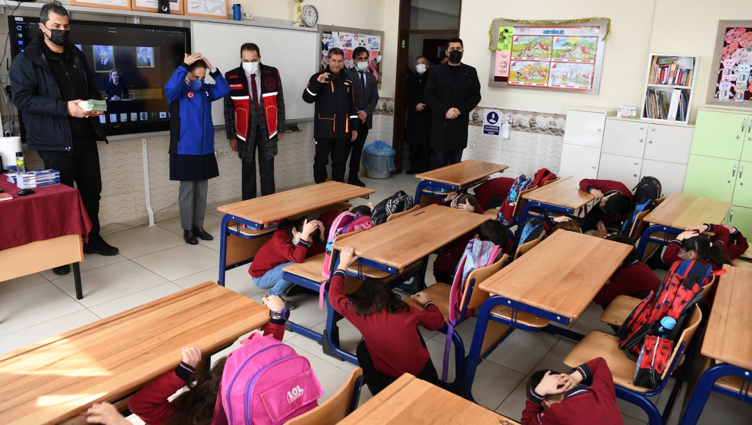 'Deprem Anı ve Tahliye Tatbikatı' Öğretmen Mahmut Özgöbek İlkokulunda gerçekleştirildi.