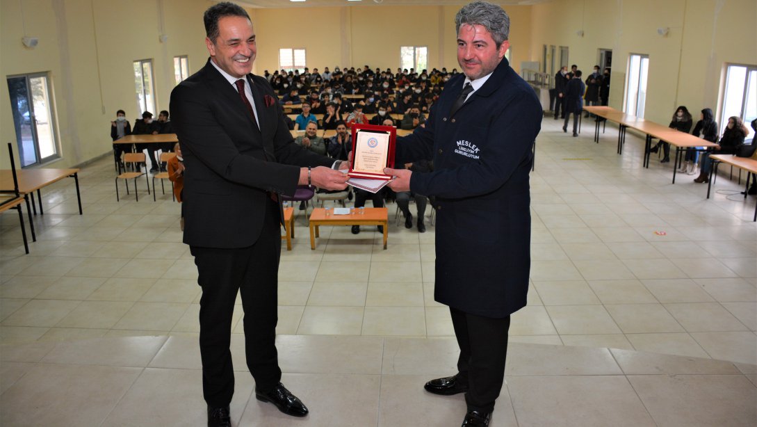 Abdullah Karahan Darende, Türkiye birincisi olduğu yarışmanın ödülünü mezun olduğu okula bağışladı