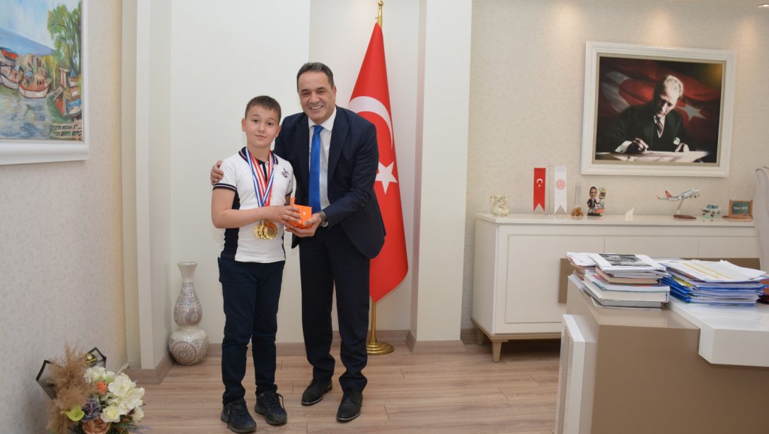 Öğretmen Mahmut Özgöbek İlkokulu öğrencisi Yüksel Avcı, World Scratch Game Challenge dünya şampiyonu oldu