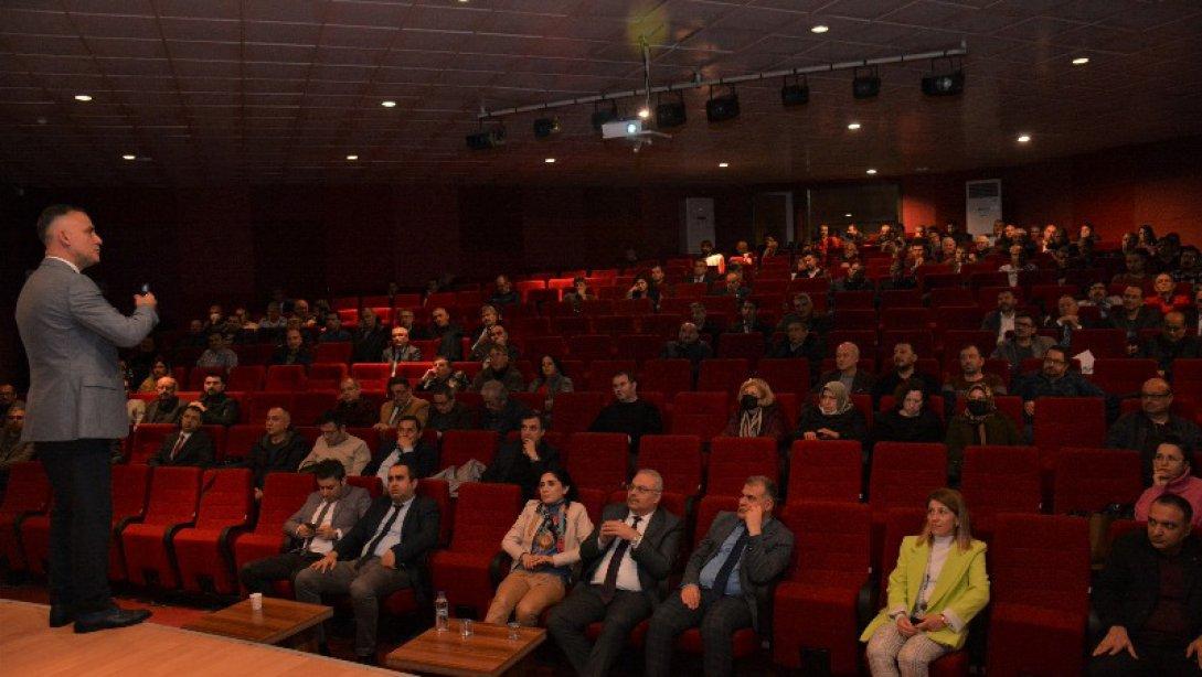 Uşak İl Milli Eğitim Müdürlüğü ve İstanbul Gelişim Üniversitesi işbirliğinde Çocuk İstismarı Farkındalık Eğitimi Düzenlendi