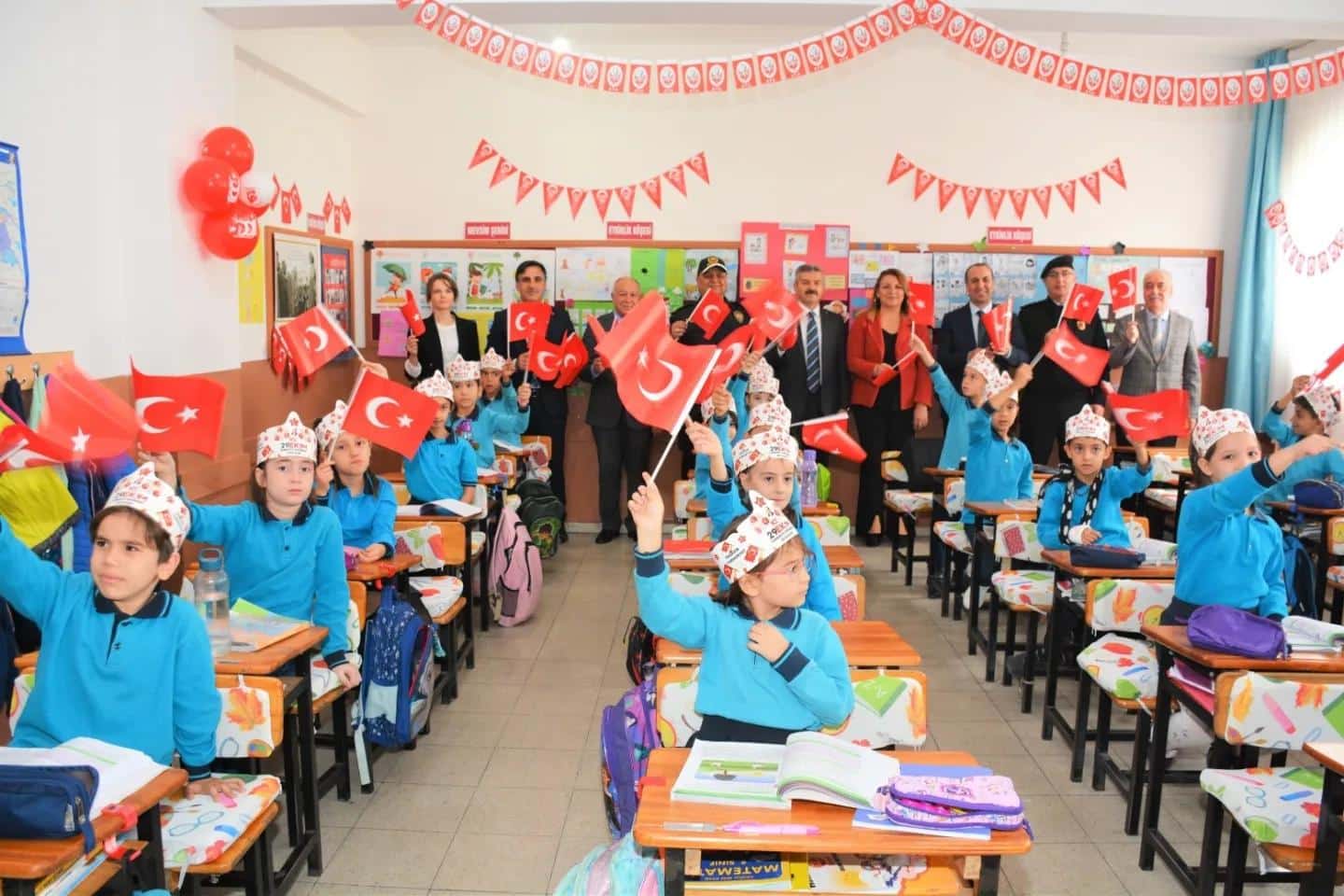 Valimiz Sayın Dr. Turan Ergün Cumhuriyetimizin 100. Yılı etkinlikleri kapsamında öğrencilerimizle birlikte okulu süsledi.