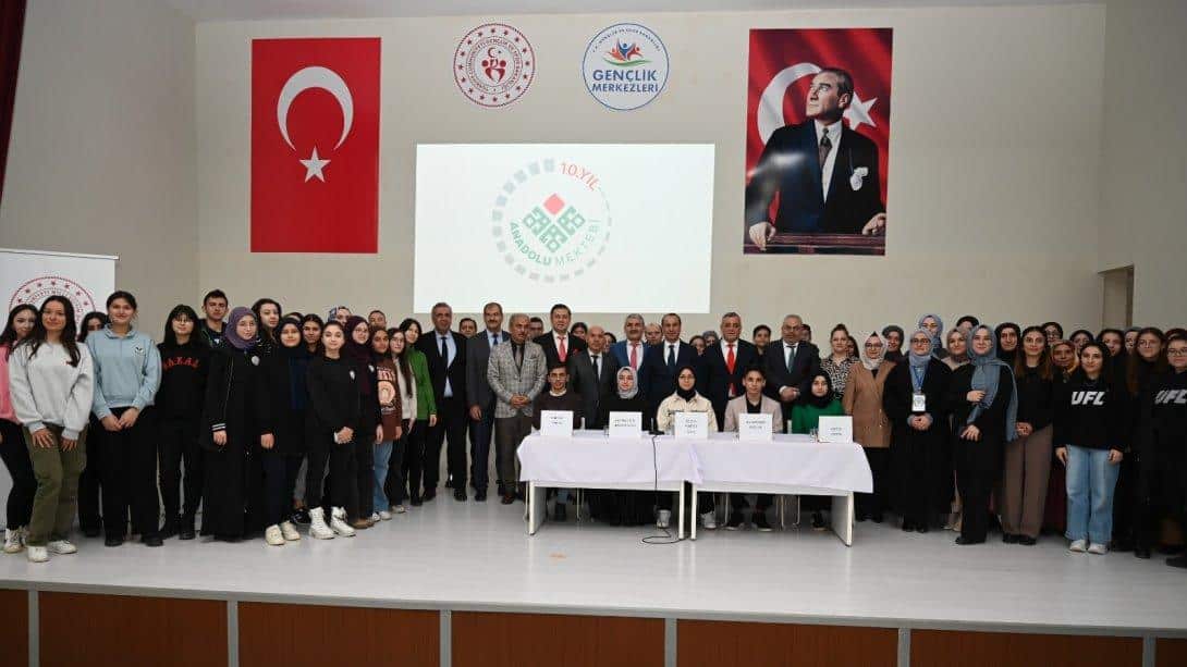 İl Millî Eğitim Müdürümüz Sayın Halil YÜCEL, Uşak Anadolu Mektebi'nin Düzenlediği Mustafa Kutlu Paneli'ne Katıldı