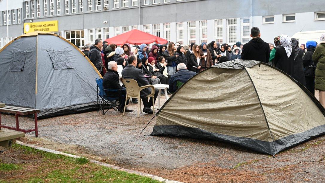 Öğrenciler Okul Bahçesinde Çadır Kurarak Kamp Ateşi Yaktı