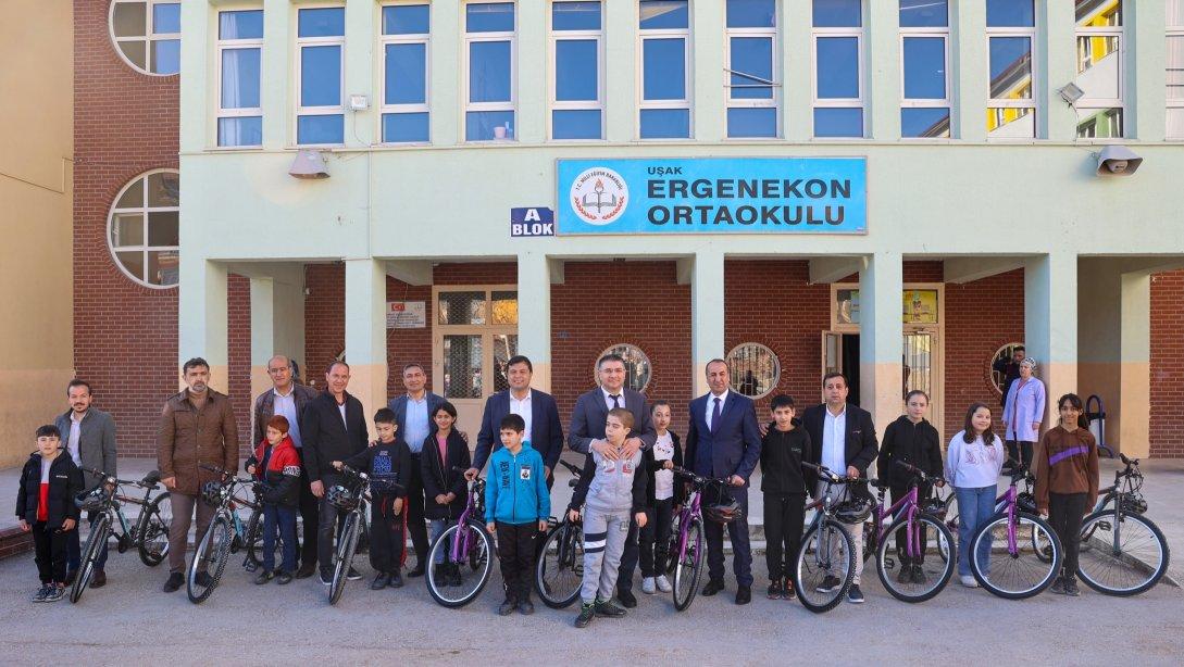 Uşak'ta 75 öğrenci daha bisikletlerine kavuştu