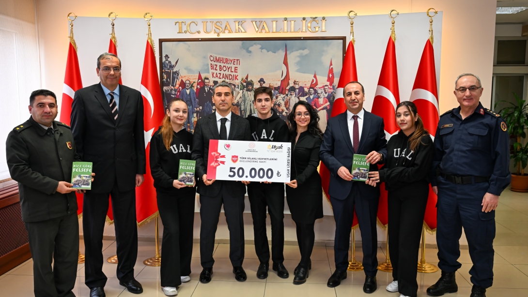 Uşak Lisesi Öğrencilerimiz Yazdıkları Kitabın Gelirini Mehmetçiğe Bağışladı